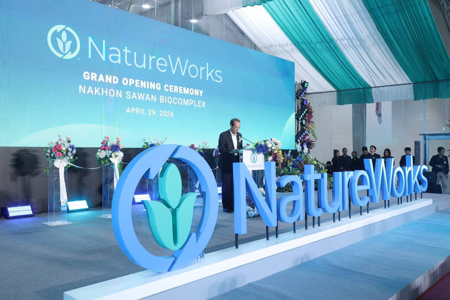 เวทีพิธีเปิด NatureWorks พร้อมจอ LED และผู้บริหารกล่าวเปิดงาน