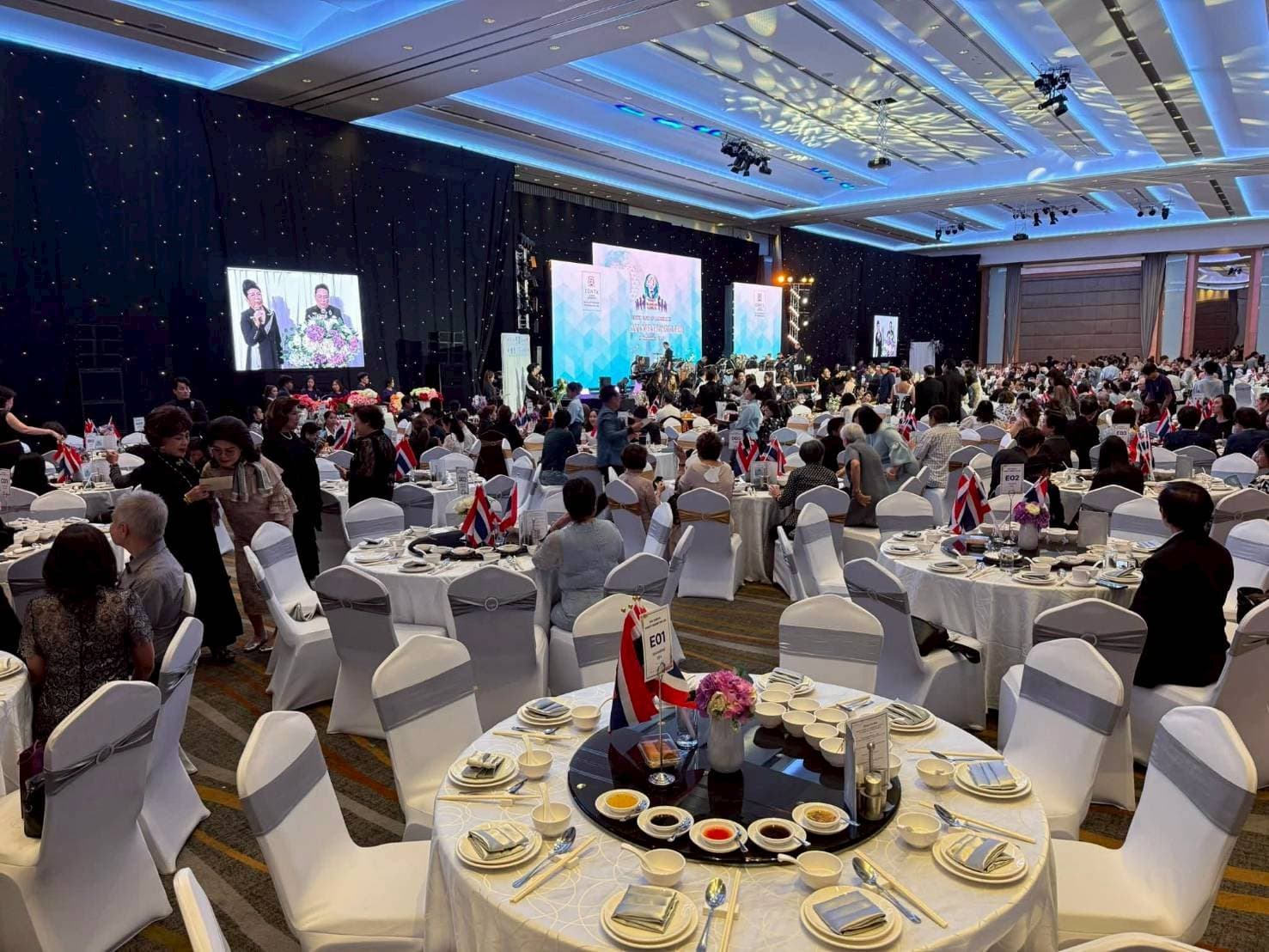 ผู้ร่วมงานเลี้ยงโต๊ะจีนพร้อมเวทีระบบแสงเสียง กรุงเทพ